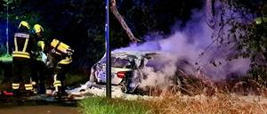 Feuerwehrleute an der Unfallstelle bei Geltow.