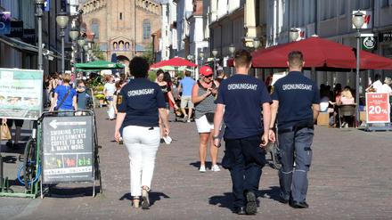 Potsdamer Ordnungsamt auf Corona-Kontrolle in Innenstadt-Lokalen
