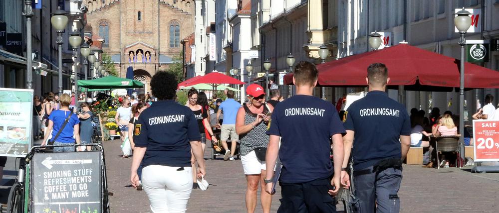 Potsdamer Ordnungsamt auf Corona-Kontrolle in Innenstadt-Lokalen