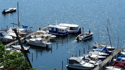 Am Samstagnachmittag ist ein Mann, der auf dem Krampnitzsee von seinem Boot aus ins Wasser gesprungen ist, tot geborgen worden.