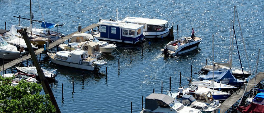 Am Samstagnachmittag ist ein Mann, der auf dem Krampnitzsee von seinem Boot aus ins Wasser gesprungen ist, tot geborgen worden.