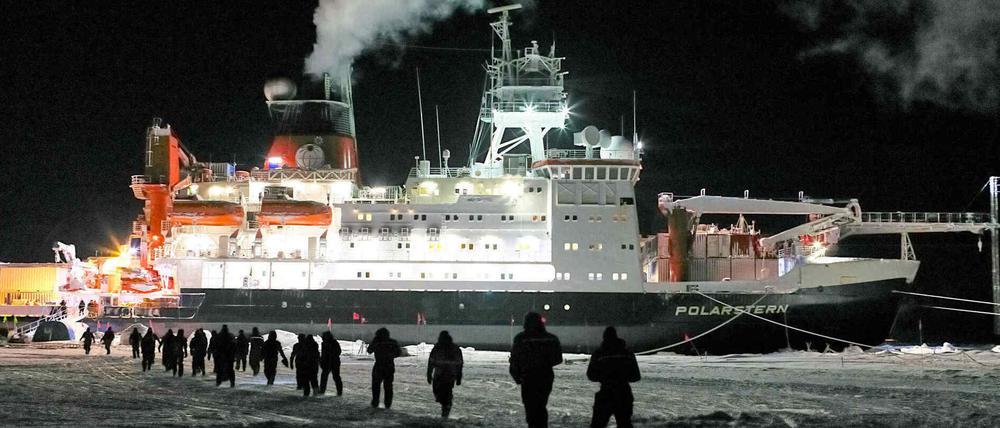 Das Forschungschiff "Polarstern" an der Eisscholle. 