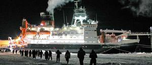 Das Forschungschiff "Polarstern" an der Eisscholle. 