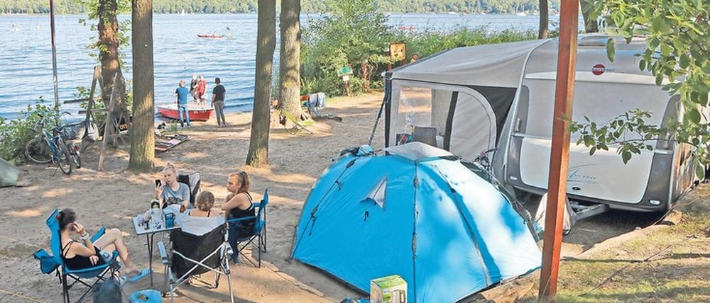 Abstand leicht gemacht. 100 Quadratmeter groß sind die Parzellen für Wohnmobile und Wohnwagen auf dem Campingplatz an der Pirschheide – die Gäste haben also ausreichend Platz. Und der Badestrand ist auch gleich um die Ecke. Das kommt gut an: Man ist ausgebucht.