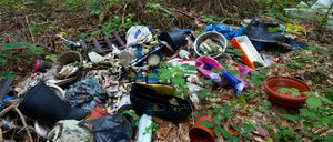 Illegal entsorgter Müll liegt in einem Wald im Norden Brandenburgs.