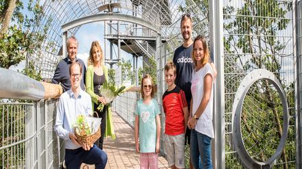 Teresa Döring (recht) und ihre Familie wurden von Beate und Georg Hoffmann (links) empfangen.