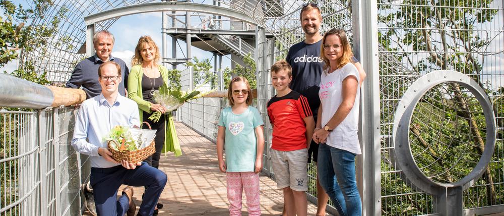 Teresa Döring (recht) und ihre Familie wurden von Beate und Georg Hoffmann (links) empfangen.