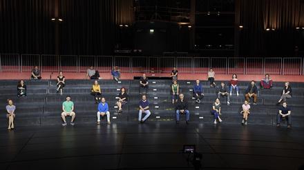 Das Ensemble des Hans Otto Theaters Potsdam bei einem Dreh während des Lockdowns im Juni 2020.