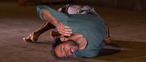 Wie große Weltgeschichte kleine Ich-Inseln prägt: Davon erzählt teatreBLAU in "Close up/Zoom out".