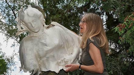 Die Künstlerin Astrid Weichelt fertigt mit Papier außergewöhnliche Plastiken von realen Objekten an.