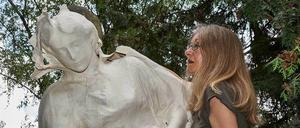 Die Künstlerin Astrid Weichelt fertigt mit Papier außergewöhnliche Plastiken von realen Objekten an.