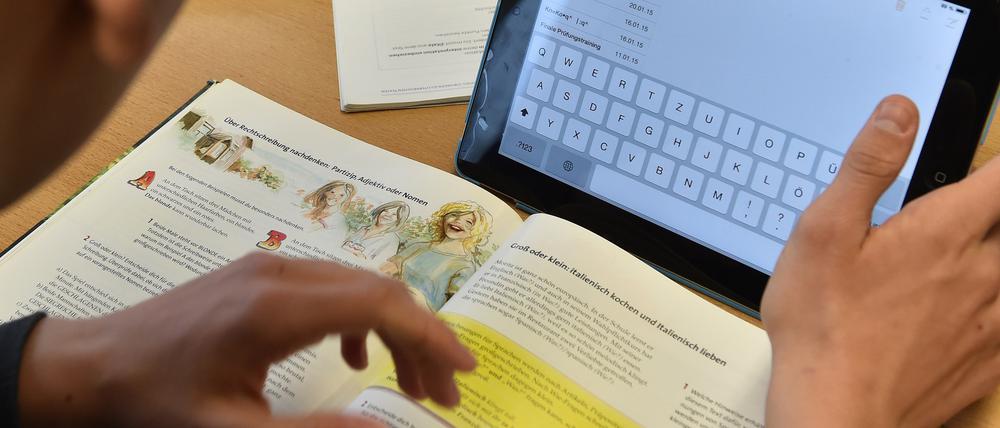 Manche Schüler haben Zuhause keine eigenen Laptops. Bei einem erneuten Lockdown würde es diesen Schüler schwerfallen, dem Lehrstoff zu folgen.