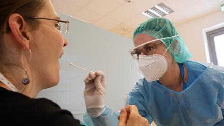 In der Abstrichstelle im Bergmann-Krankenhaus werden kostenpflichtig Antikörper- und Coronatests für Jedermann angeboten.