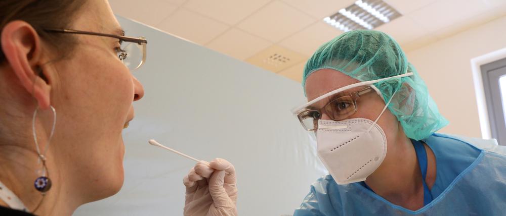 In der Abstrichstelle im Bergmann-Krankenhaus werden kostenpflichtig Antikörper- und Coronatests für Jedermann angeboten.