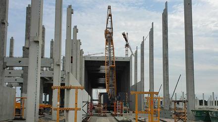 Die ersten Pfähle stehen auf der Baustelle der Gigafactory in Grünheide.