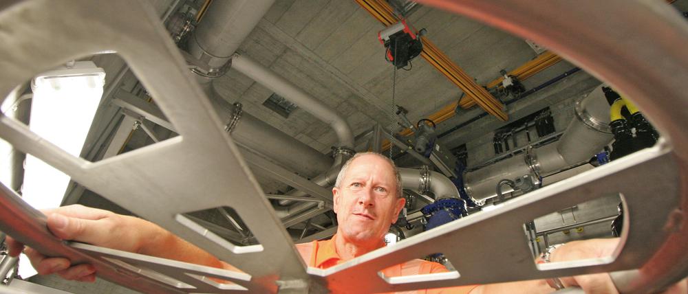 Anlagenmechaniker Manfred Kundrat unterhält und wartet das Pumpwerk Am Stern.