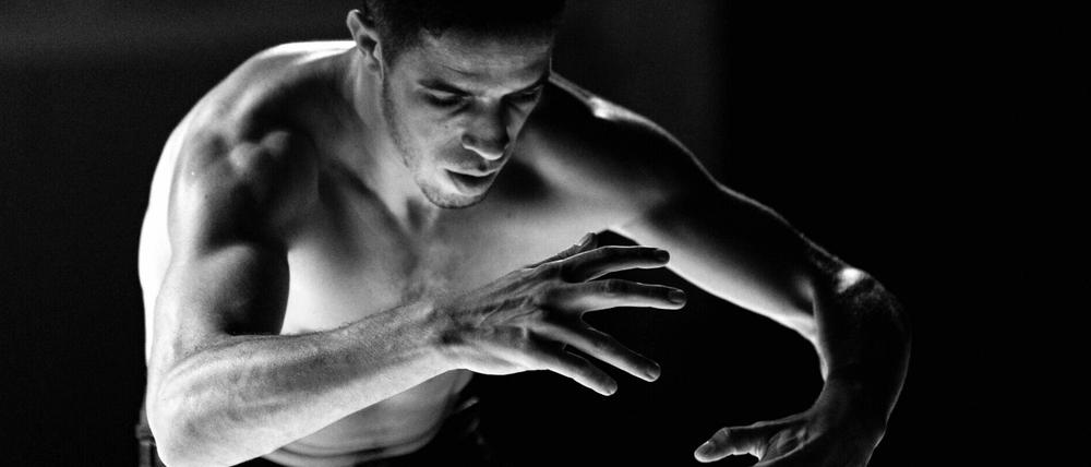Hamdi Dridi in seinem Solo "Tu meur(s) de Terre", der letzten Deutschlandpremiere bei den Potsdamer Tanztagen 2020.