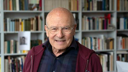 Volker Schlöndorff, Regisseur, Drehbuchautor und Produzent, aufgenommen im Arbeitszimmer seines Hauses.