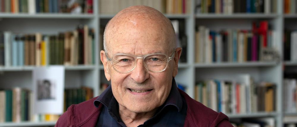 Volker Schlöndorff, Regisseur, Drehbuchautor und Produzent, aufgenommen im Arbeitszimmer seines Hauses.