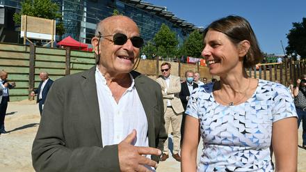 Regisseur Volker Schlöndorff unterhält sich anlässlich der Grundsteinlegung für den Sammlungsneubaus des Filmmuseums Potsdam mit Christine Handke, Direktorin Filmmuseum Potsdam.  Foto: Bernd Settnik/dpa