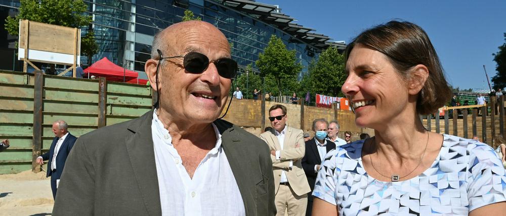 Regisseur Volker Schlöndorff unterhält sich anlässlich der Grundsteinlegung für den Sammlungsneubaus des Filmmuseums Potsdam mit Christine Handke, Direktorin Filmmuseum Potsdam. Foto: Bernd Settnik/dpa