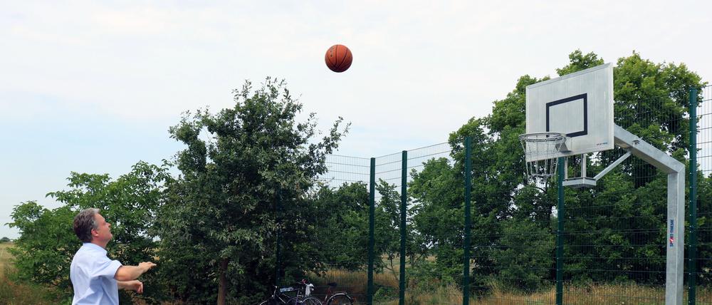 In Sputendorf können die Einwohner jetzt Basketball und Tischtennis spielen.