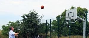 In Sputendorf können die Einwohner jetzt Basketball und Tischtennis spielen.