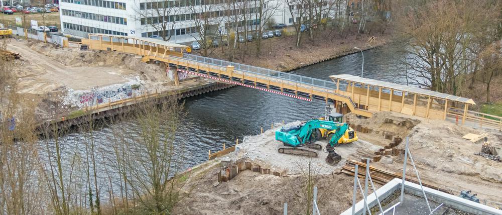 Die Behelfsbrücke über den Teltowkanal, hier im April diesen Jahres, muss kommenden Woche gesperrt werden.