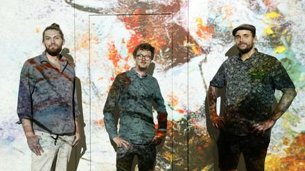 Marcel Bückner, Tim Heinze und Richard Oeckel sind "Xenorama". Das Multi-Media-Team verwandelt drei Tage lang Karl Hagemeisters Gemälde in eine Video-Performance. 