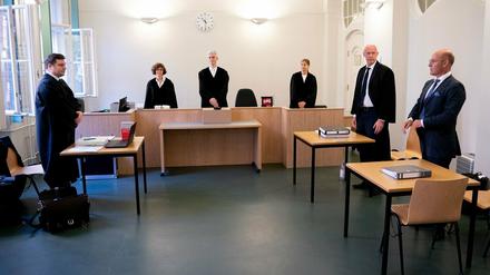 Rechtsanwalt Andreas Schoemaker (l), Vertreter vom ehemaligen AfD-Fraktionsvorsitzenden Kalbitz, Alexander Wolf (r), AfD-Bundesvorstand, und der Rechtsanwalt der Partei, Joachim Steinhöfel (2.v.r) stehen vor dem Richter am Landgericht Hans-Joachim Luhm-Schier (M) und den Beisitzerinnen zu Beginn der Verhandlung. 