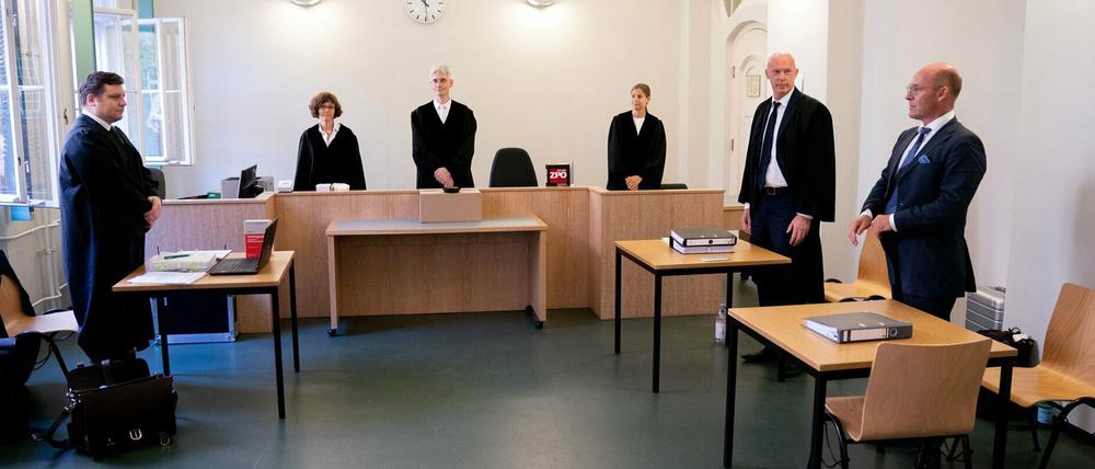 Rechtsanwalt Andreas Schoemaker (l), Vertreter vom ehemaligen AfD-Fraktionsvorsitzenden Kalbitz, Alexander Wolf (r), AfD-Bundesvorstand, und der Rechtsanwalt der Partei, Joachim Steinhöfel (2.v.r) stehen vor dem Richter am Landgericht Hans-Joachim Luhm-Schier (M) und den Beisitzerinnen zu Beginn der Verhandlung.