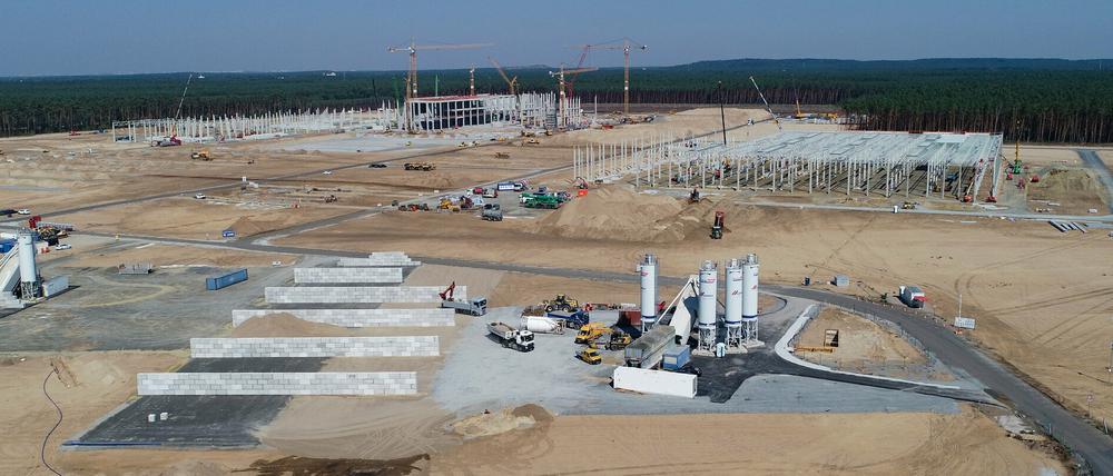 Blick am 11. August über die Baustelle mit den entstehenden Rohbauten für die künftige Tesla Giga-Factory.