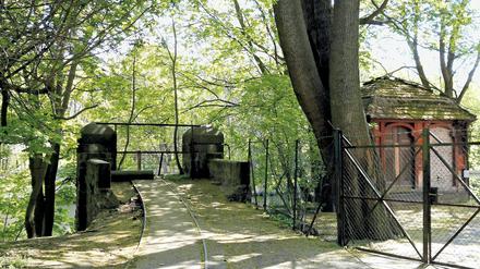 Auf Zehlendorfer Seite künden Gleis- und Brückenkopfreste noch von alten Zeiten, im Krieg wurde die Teltowwerft-Brücke zerstört. 