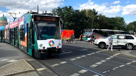 Am Sonntagnachmittag kam es auf der Langen Brücke zu einem Zusammenstoß zwischen einer Straßenbahn und einem Pkw.