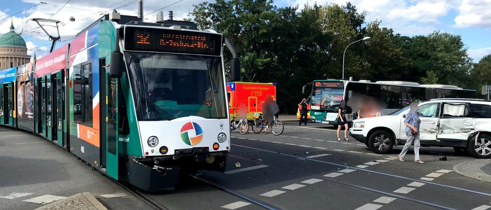 Am Sonntagnachmittag kam es auf der Langen Brücke zu einem Zusammenstoß zwischen einer Straßenbahn und einem Pkw.