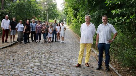 Frank Cochlovius (vorne links) und Jörg Blichmann (vorne rechts) von der Bürgerinitiative kritisieren die Pläne der Gemeinde.