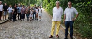 Frank Cochlovius (vorne links) und Jörg Blichmann (vorne rechts) von der Bürgerinitiative kritisieren die Pläne der Gemeinde.
