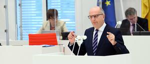 Dietmar Woidke (SPD), Ministerpräsident von Brandenburg, gab zu Beginn der 19. Sitzung des Brandenburger Landtages am 26. August 2020 eine Regierungserklärung zur Entwicklung der Braunkohleregion Lausitz ab.
