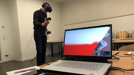 Bei der VR-Lackierwerkstatt können Azubis virtuell Autoteile lackieren.