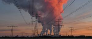 Wasserdampf steigt aus den Kühltürmen des Braunkohlekraftwerks Jänschwalde.