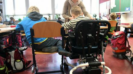 Schulbegleiter helfen Kindern mit Handicap in Schule oder Kita.