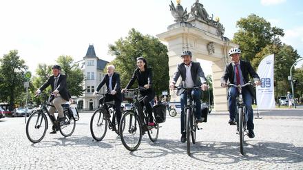 Oberbürgermeister Mike Schubert (2.v.r) und die Beigeordneten beim Stadtradeln 2017.