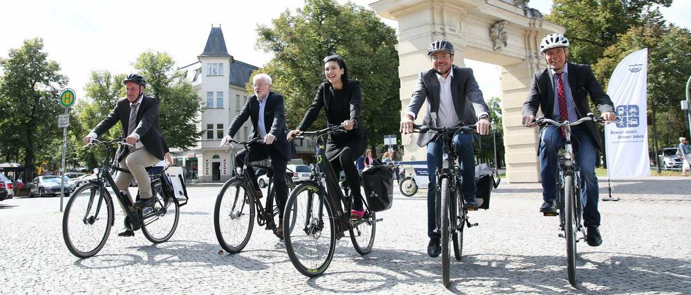 Oberbürgermeister Mike Schubert (2.v.r) und die Beigeordneten beim Stadtradeln 2017.