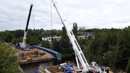 Die Hauptlastträger an der Rammrathbrücke wurden mit Kränen eingesetzt.