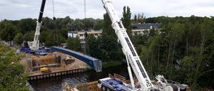 Die Hauptlastträger an der Rammrathbrücke wurden mit Kränen eingesetzt.