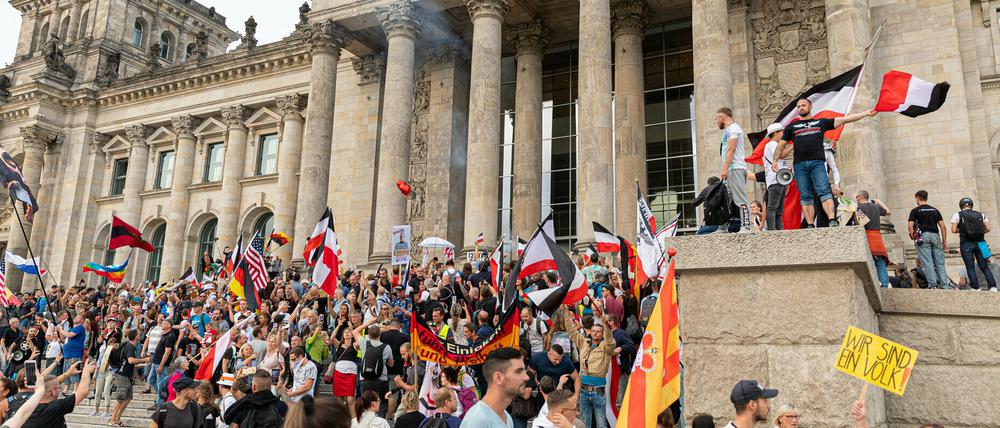 Demonstranten drängten am Samstag auch vor den Reichstag.