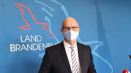 Brandenburgs Ministerpräsident Dietmar Woidke (SPD) gibt nach der Telefonkonferenz mit den anderen Ministerpräsidenten und der Bundeskanzlerin am 27. August 2020 ein Statement ab.