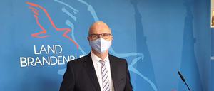 Brandenburgs Ministerpräsident Dietmar Woidke (SPD) gibt nach der Telefonkonferenz mit den anderen Ministerpräsidenten und der Bundeskanzlerin am 27. August 2020 ein Statement ab.