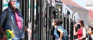 Für Busse und Bahnen gilt eine Maskenpflicht.