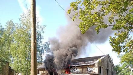 In dem Dachstuhl brannte es am Sonntag, am Montag stand ein Teil eines Nachbargebäudes in der Glasmeisterstraße in Flammen. 